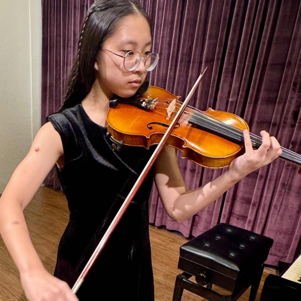 Young Lady Playing Violin at Tanglewood Bukti Timah